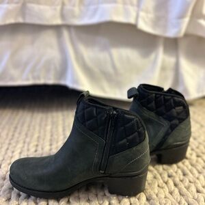 Women's Merrell Quilted Ankle Boots - Black. Size 8. Never worn.